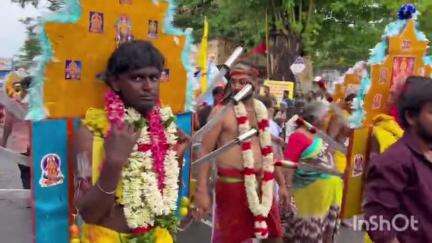 அன்னூர்: அன்னூர் பழைய பேரூராட்சி அலுவலகம் எதிரே உள்ள மாரியம்மன் கோவில் திருவிழாவில்  பக்தர்கள் அழகு குட்டி வழிபாடு