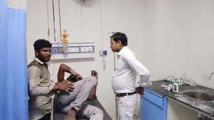 सिवान: पचरुखी चीनी मिल के पास हाईटेंशन तार की चपेट में आने से युवक झुलसा, उसे सदर अस्पताल में भर्ती कराया गया