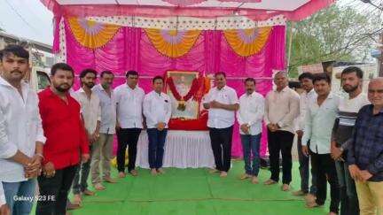 वैजापूर: धर्मवीर छत्रपती संभाजीमहाराज यांच्या जयंती निमित्त संभाजीनगर चौक येथे अभिवादन