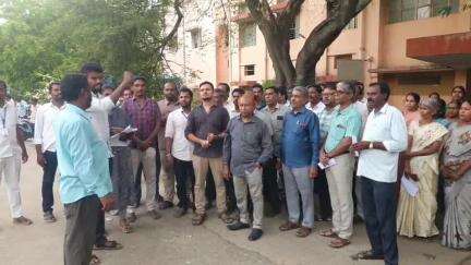 ஓசூர்: குழித்துறை உரிமையியல் நீதிமன்ற அலுவலக உதவியாளர் உயிரிழப்புக்கு காரணமான நீதிபதியை கண்டித்து ஒசூர் கோர்டில் ஆர்ப்பாட்டம்