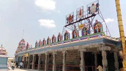 மதுராந்தகம்: வையாவூர் உள்ள ஸ்ரீ  பிரசன்ன வெங்கடேச பெருமாள் ஆலயத்தில் முன்னாள் முதல்வர் பிறந்த நாளை முன்னிட்டு மக்களுக்கு சமபந்தி விருந்து