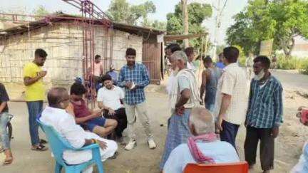 रीगा: चंडीहा और चंदन नगर में पूर्व विधायक ने लोगों की समस्याएं सुनीं