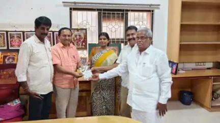 திருப்பூர் தெற்கு: ஊத்துக்குளி சாலையில் இந்திய கம்யூனிஸ்ட் கட்சி எம்பி உள்ளிட்ட அனைத்து கட்சியினருக்கு பாஜக தேசியக்கொடி ஊர்வலத்தில் பங்கேற்க அழைப்பு விடுத்தனர்