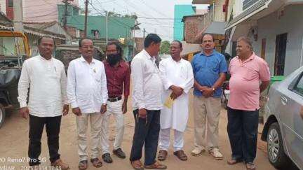 କୋରାପୁଟ ସହର: ଦାମନଯୋଡି ଶିଶୁ ବିଦ୍ୟାମନ୍ଦିର ବିଭିନ୍ନ ସମସ୍ୟା ନେଇ ସେମିଳିଗୁଡା ବାସଭବନରେ ବିଧାୟକଙ୍କୁ ଦାବିପତ୍ର ପ୍ରଦାନ