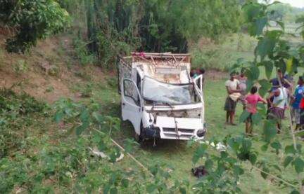 পুঞ্চা: কেন্দা জয়পুর গ্রামে হারিয়ে রাস্তার পাশে উল্টে গেল পিকআপ ভ্যান