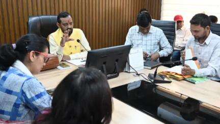 टिहरी: राज्य सफाई कर्मचारी आयोग के उपाध्यक्ष भगवत प्रसाद मकवाना ने कलेक्ट्रेट में सफाई कर्मियों की समस्याओं की की समीक्षा
