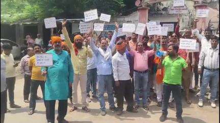 दुधि: अनपरा में महाराणा प्रताप जयंती के बैनर फाड़े जाने पर आक्रोशित लोगों ने निकाली पदयात्रा, नगर पंचायत कार्यालय पर किया प्रदर्शन