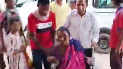 चक्रधरपुर: चक्रधरपुर के कुरुलिया गांव में सवारी गाड़ी पलटने से आठ लोग घायल