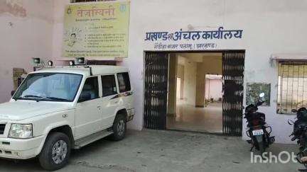 नौडीहा बाज़ार: नौडीहा बाजार प्रखंड कार्यालय में आधार कार्ड नहीं बनने से लोग परेशान, निजी केंद्र में लिए जा रहे ₹500 #jansamasya