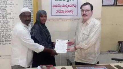 నెల్లూరులో ఇళ్ల పట్టాల కోసం తాసిల్దార్‌కు వినతి పత్రం అందించిన కార్పొరేటర్ షేక్ సఫియా ముజీర్