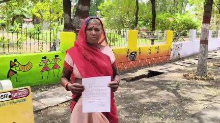 रायसेन: 6 महीने पहले लगी आग का मुआवजा नहीं मिलने के कारण खुले आसमान के नीचे रहने को मजबूर बुजुर्ग महिला, कलेक्टर से लगाई गुहार