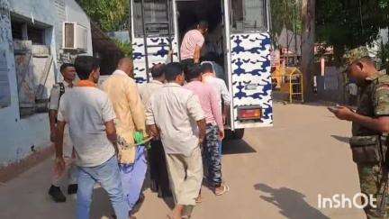 जमुई: मारपीट सहित विभिन्न अपराधिक मामलों के 17 अभियुक्तों ने जमुई कोर्ट में किया आत्मसमर्पण, भेजा गया जेल