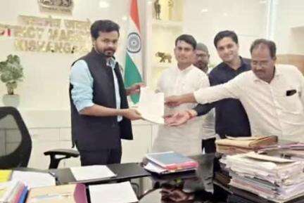बहादुरगंज: पुल निर्माण की मांग को लेकर बहादुरगंज प्रखंड के शिष्टमंडल ने जिलाधिकारी को सौंपा मांग पत्र