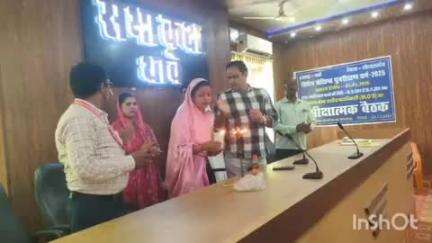 थावे: थावे प्रखंड कार्यालय में बीएलओ को प्रशिक्षण, मतदाता सूची में नाम जोड़ने सहित कई बिंदुओं पर दिए गए निर्देश