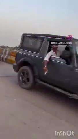 आगरा: सिकंदरा में गाड़ियों पर स्टंट और हथियारों का प्रदर्शन करने का वीडियो सोशल मीडिया पर हुआ वायरल