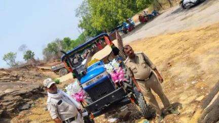 सिहावल: कमर्जी पुलिस ने सोन नदी के भितरी घाट से रेत का अवैध परिवहन करते ट्रैक्टर वाहन को पकड़ा