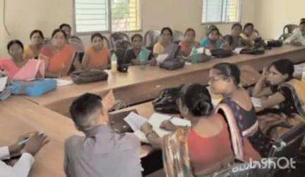 चांदवा: प्रखंड सह अंचल कार्यालय में बीएलओ और बीएलओ पर्यवेक्षक को प्रशिक्षण दिया गया