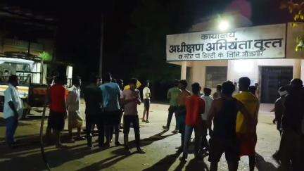 नवागढ़: जर्वे गांव के ग्रामीण बिजली की अघोषित कटौती से परेशान होकर विद्युत मंडल ऑफिस पहुंचे, जमकर की नारेबाजी