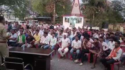 अभनपुर: अभनपुर थाना परिसर में मालवाहक वाहनों के मालिकों और चालकों की बैठक हुई, सवारी नहीं बैठाने के दिए गए निर्देश