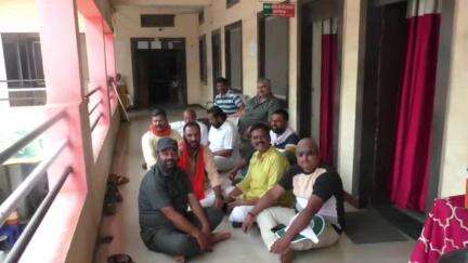 नागदा: नपाध्यक्ष के वाहन का पति द्वारा उपयोग किए जाने के मामले में भाजपा और कांग्रेस के तीन-तीन पार्षदों ने धरना दिया