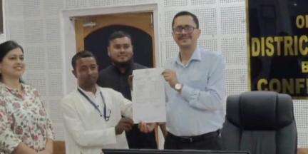 বঙাইগাঁও ভাগ: জিলা আয়ুক্ত কাৰ্যালয়ত জপেয়া আঞ্চলিক পঞ্চায়তৰ জয়ী প্ৰাৰ্থীক উইনিং চাৰ্টিফিকেট হস্তান্তৰ কৰে জিলাৰ উন্নয়ন আয়ুক্তই
