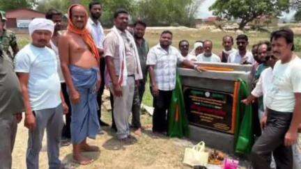 चक्रधरपुर: ईटोर गांव में झामुमो प्रखंड अध्यक्ष ने सड़क निर्माण का शिलान्यास किया