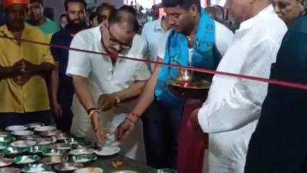 कोडरमा: बाराटोला में आयोजित शिव परिवार एवं हनुमत प्राण प्रतिष्ठा रुद्र महायज्ञ में वीरेंद्र यादव और उनकी पत्नी मंजू ने भंडारा किया