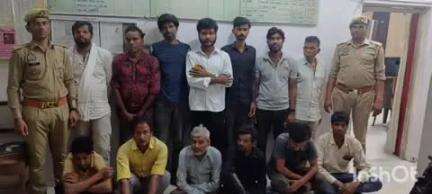 शिकोहाबाद: शिकोहाबाद में सार्वजनिक स्थान पर शराब पीते 13 लोगों को थाना पुलिस ने किया गिरफ्तार