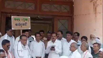 आर्णी: कर्ज मुक्ती साठी शेतकरी तहसिलवर धडकले