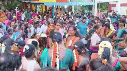 சங்கராபுரம்: மோ.வன்னஞ்சூர் பகுதியில் அமைந்துள்ள கூத்தாண்டவர் கோயில் தேரோட்டம் ; வீசப்பட்ட உணவை பிடித்து மக்கள் - காரணம் என்ன ?