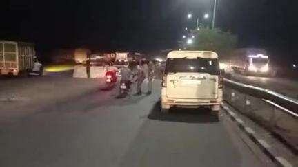 दुर्गावती: डीड़खिली के पास NH-19 पर वरीय पदाधिकारियों के निर्देश पर चलाया गया विशेष शराब चेकिंग अभियान, एक शराबी गिरफ्तार