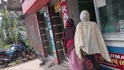 দেগঙ্গা: গৃহবধূকে মারধর করে বাড়ি থেকে বের করে দেয়ার অভিযোগ স্বামীর শাশুড়ি ও ননদের বিরুদ্ধে