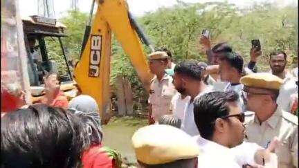 जोधपुर: जोधपुर नगर निगम में सीवरेज कार्य को लेकर महिला निगम कुर्मी और स्थानीय महिला के साथ हुई धक्का-मुक्की का वीडियो हुआ वायरल