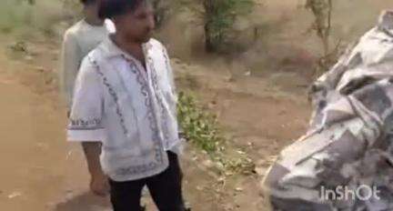 गुना: नेशनल हाईवे 46 पर साक्षी कॉलेज के सामने मेंदा से भरा ट्रक पलटा, वीडियो हुआ वायरल