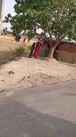 नाले का पानी रोकने के बाद धौंस जमाते महिला ।
मांगरा सोनकर पत्नी लौटू सोनकर ग्राम वीरभानपुर 
पोस्ट मेंहनगर जिला आजमगढ़