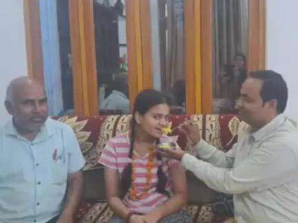 नवाबगंज: बाराबंकी की बेटियों का कमाल, दो सगी बहनों आराध्या और इशिता ने बोर्ड परीक्षा में लहराया परचम