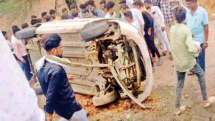 उमरखेड: पुसद-उमरखेड रोडवरील हॉटेल आदित्यसमोर भरधाव कारने चौघांना उडवले, उमरखेड पोलिसांनी कार चालकास केली अटक