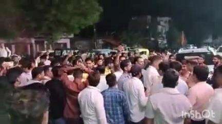 आगरा: करणी सेना के कार्यकर्ताओं की गिरफ्तारी से आक्रोशित अन्य कार्यकर्ताओं ने एकता चौकी पर किया हंगामा