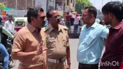 एत्मादपुर: रामबाग चौराहे पर यातायात पुलिस और NHAI की टीम ने अतिक्रमण के खिलाफ चलाया अभियान