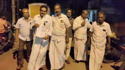 மயிலாடுதுறை: மதுரை ஆதீனத்தை அவதூறாக பேசிய நடிகரும் திரைப்பட தயாரிப்பாளருமான  பழ.கருப்பையா மீது காவல் நிலையத்தில் விஷ்வ ஹிந்து பரிஷத் பொறுப்பாளர் மனு