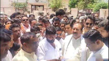 नीमच नगर: नारकोटिक्स कार्यालय का किसानों ने किया घेराव, झूठे मामले में फंसाने वाले अधिकारियों पर कार्रवाई की रखी मांग