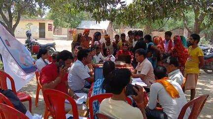 बैरिया: सिरिसिया मठिया में डॉ. आंबेडकर समग्र सेवा अभियान के तहत विकास शिविर का आयोजन, योजनाओं का लाभ दिया जा रहा