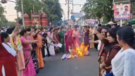 सेना और महिलाओं के प्रति घटिया सोच रखने वाले मंत्री विजय शाह का #छिंदवाडा में महिला #कांग्रेस द्वारा पुतला दहन किया गया.