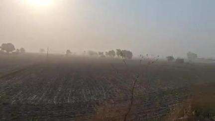रोहतक: रोहतक जिले के इंदरगढ़ गांव में कल रात से आंधी-तूफान, धूल का गुब्बार, लोगों को सांस लेने में परेशानी