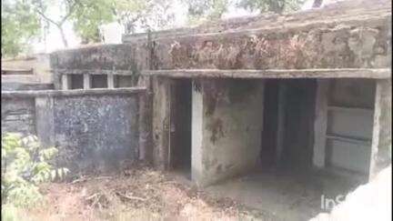 लालगंज: खीरो विकासखंड के ब्लॉक परिसर में बनी कॉलोनी की हालत जर्जर, कालोनियों में रह रहे कर्मचारी बड़े हादसे का शिकार हो सकते हैं