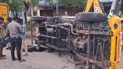 நத்தம்: கோபால்பட்டி அருகே சாலை தடுப்பில் மோதி பால் வேன் விபத்து  அதிர்ஷ்டவசமாக ஓட்டுனர் உயிர் தப்பினார்