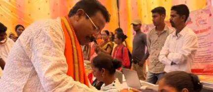 दंतेवाड़ा: समेली समाधान शिविर में विधायक, अन्य जनप्रतिनिधि और कलेक्टर हुए शामिल
