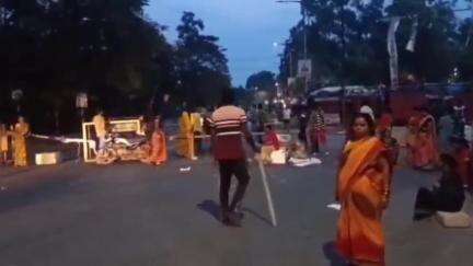कांके: मोरहाबादी में अतिक्रमण हटाने के विरोध में दुकानदारों ने किया सड़क जाम