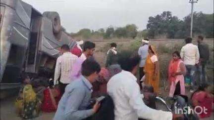 हुज़ूर: सतना में 50 यात्रियों से भरी बस पलटी, 20 घायल, 10 की हालत गंभीर, तेज रफ्तार के कारण हुआ हादसा, चार घायलों को रीवा रेफर किया गया