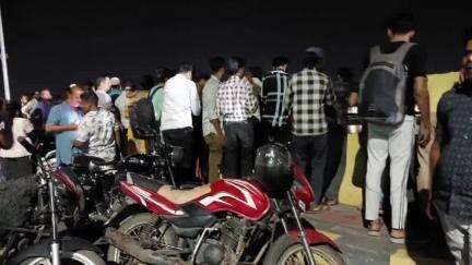 सागर नगर: एलिवेटेड कॉरिडोर से तालाब में कूदी महिला, गोताखोरों ने बचाया